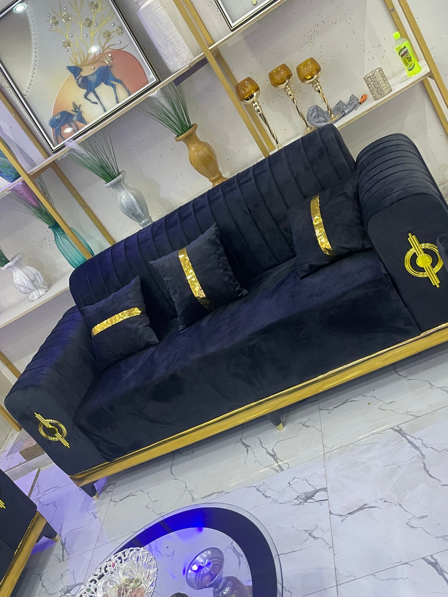 Salon 8 place Locale