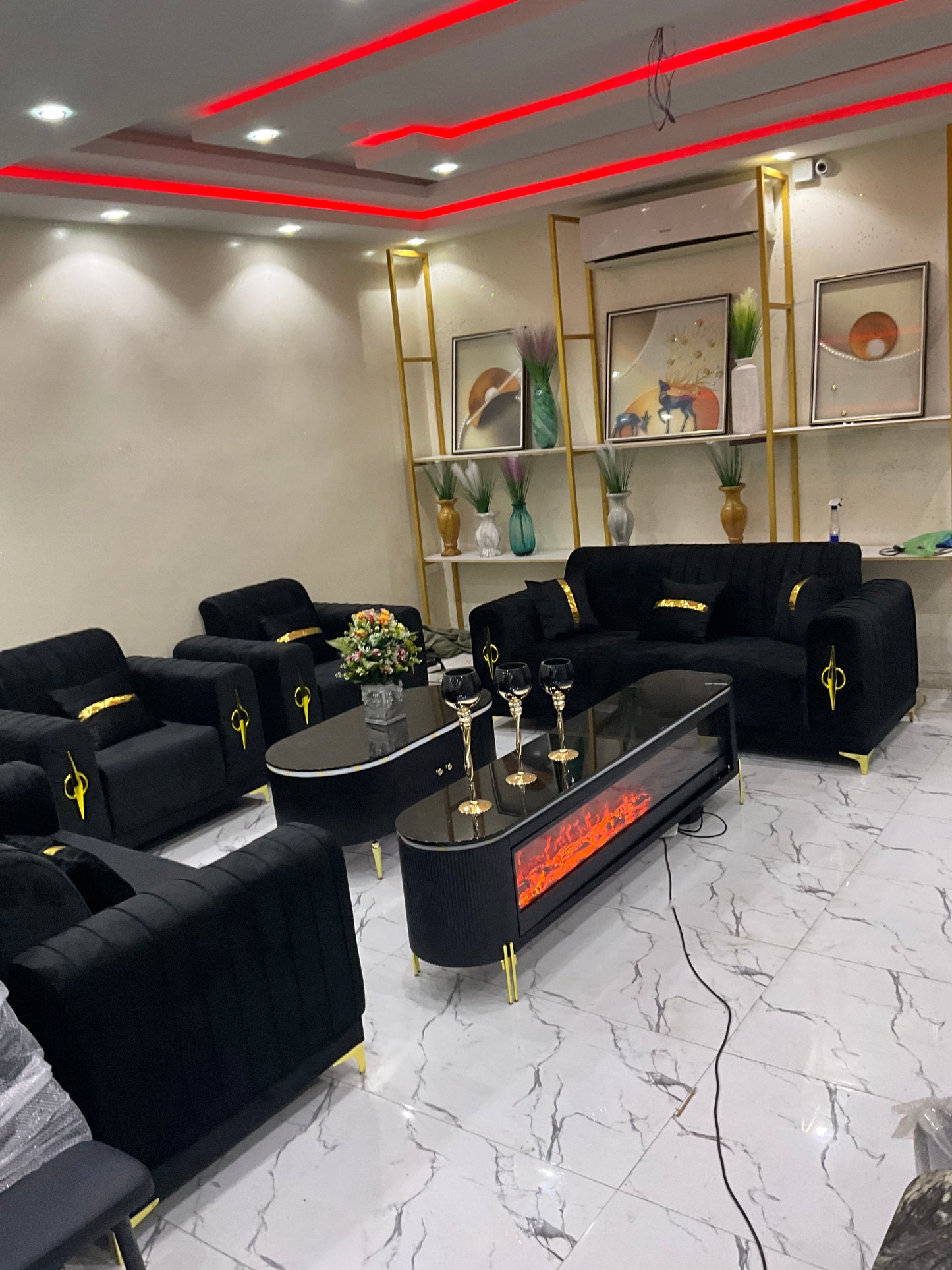 Salon 8 place Locale