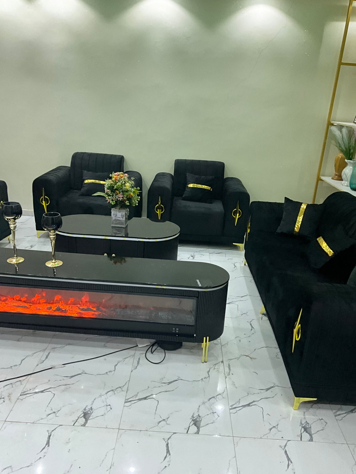 Salon 8 place Locale